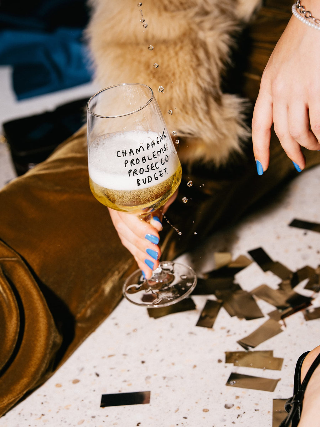 "Champagne Problems. Prosecco Budget." Weinglas